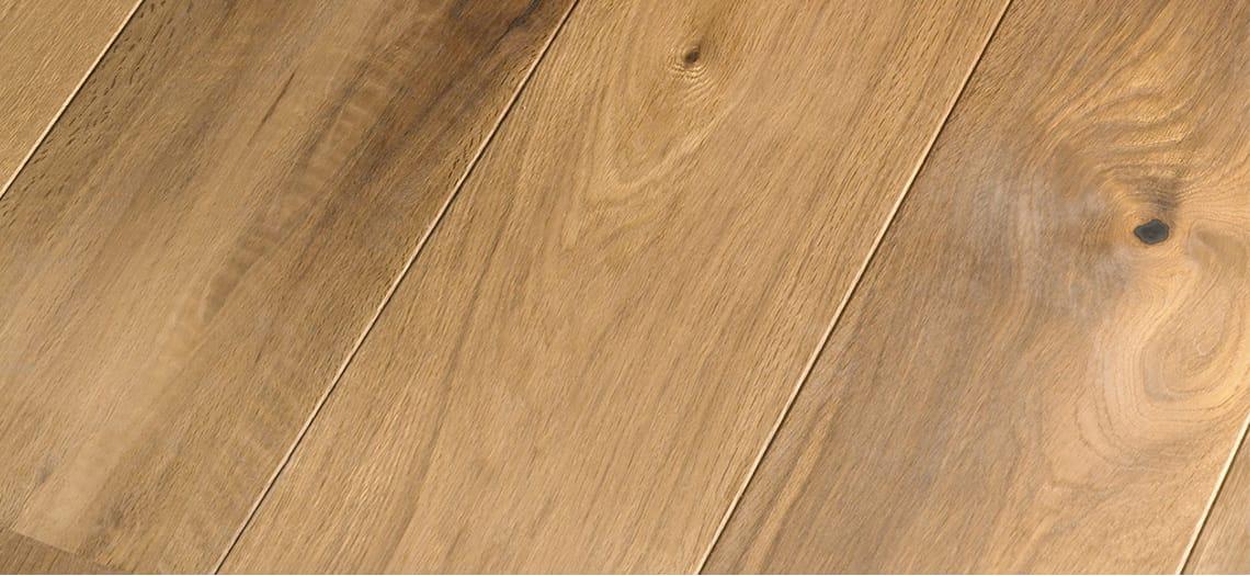 Close-up van een eiken plank met noesten en zichtbare nerf