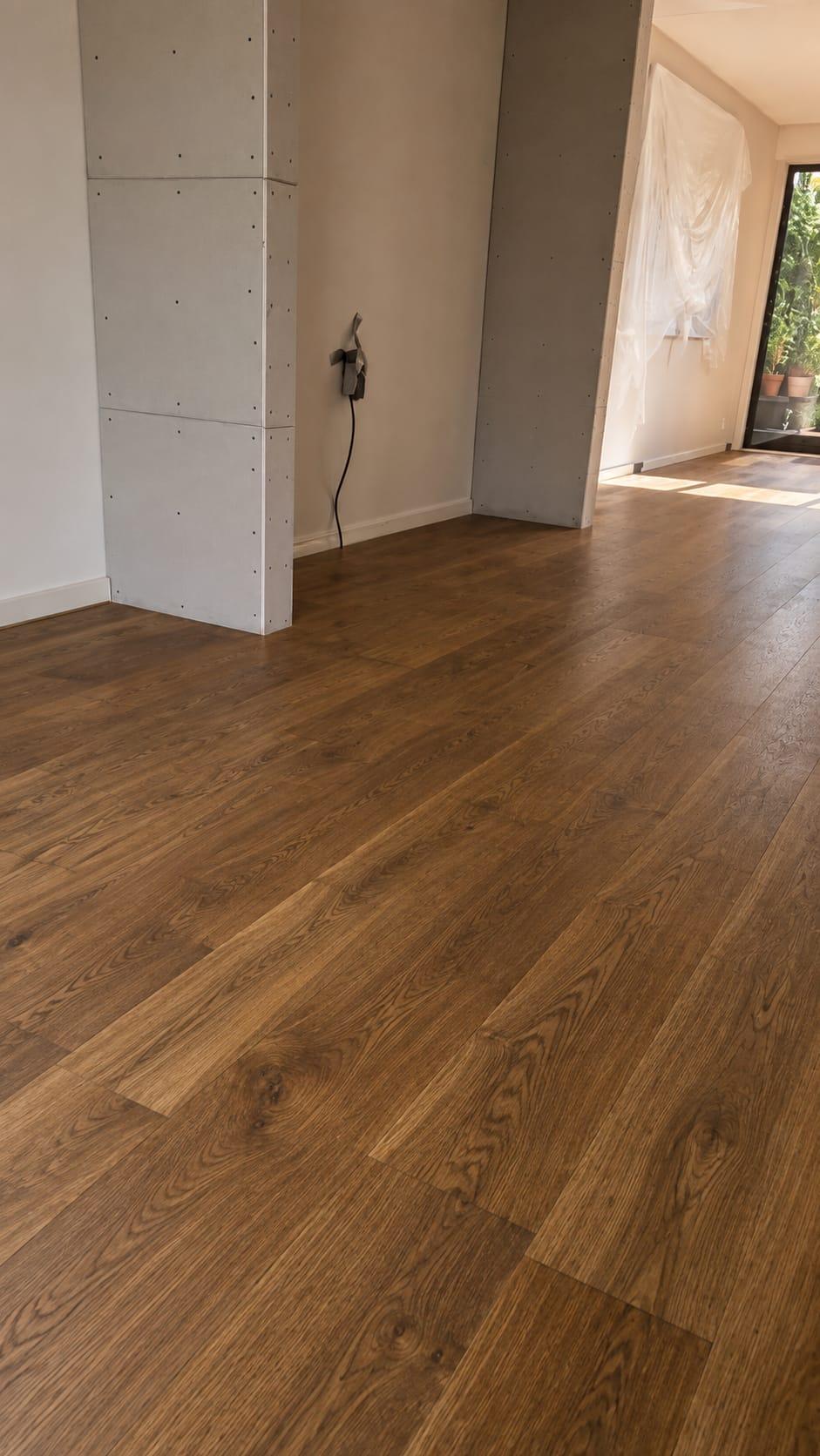 Eiken plankenvloer in een warme, donkerbruine tint