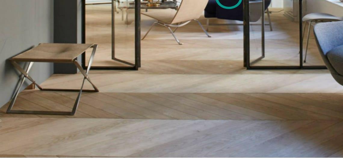 Lichte eiken vloer met bijzettafels en stoelen