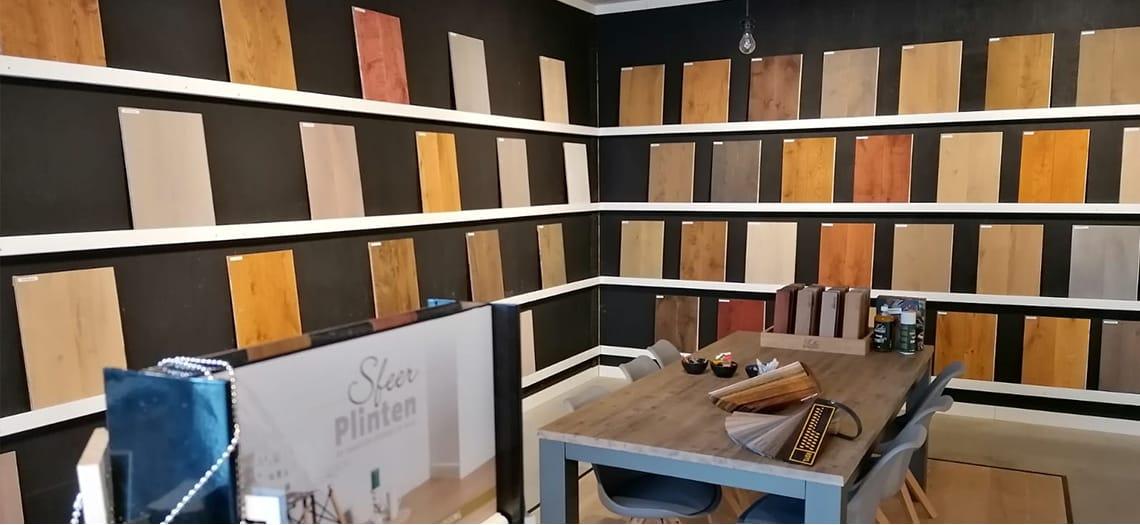 Showroom met kleurstalen van vloerbehandelingen aan de wand