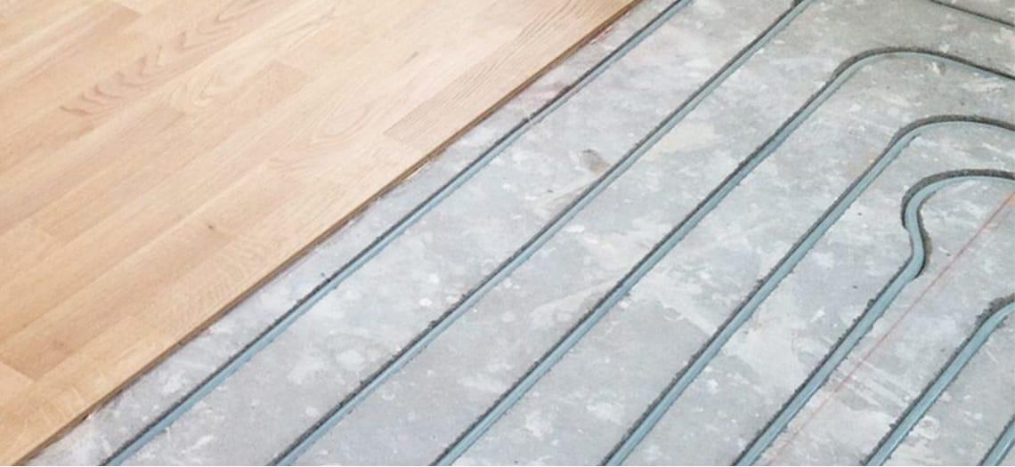 Vloerverwarmingsleidingen op isolatiemateriaal