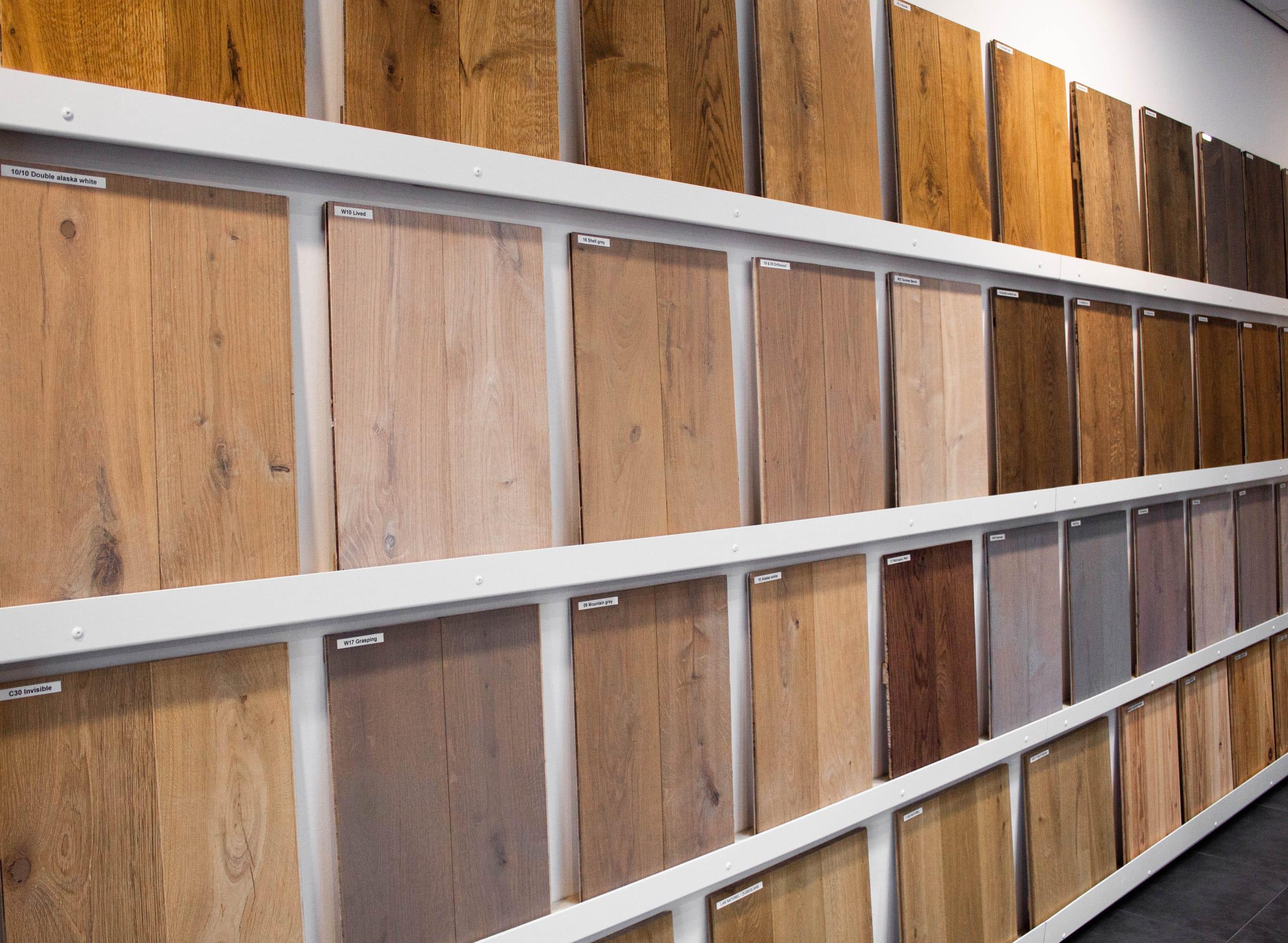 Kleurwand met eiken stalen in de beschikbare kleuren