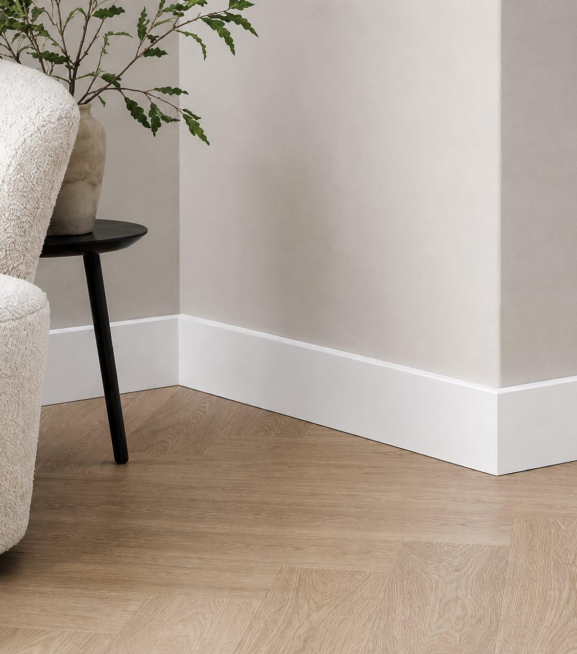 Parketvloer zonder plint langs de wand