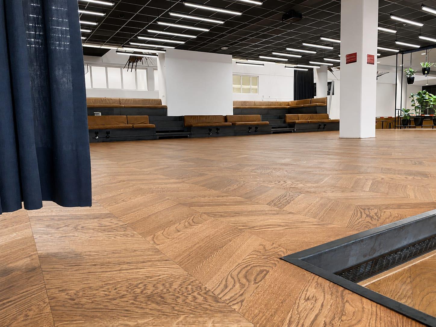 Eiken vloer in hongaarse punt in een ruime zaal