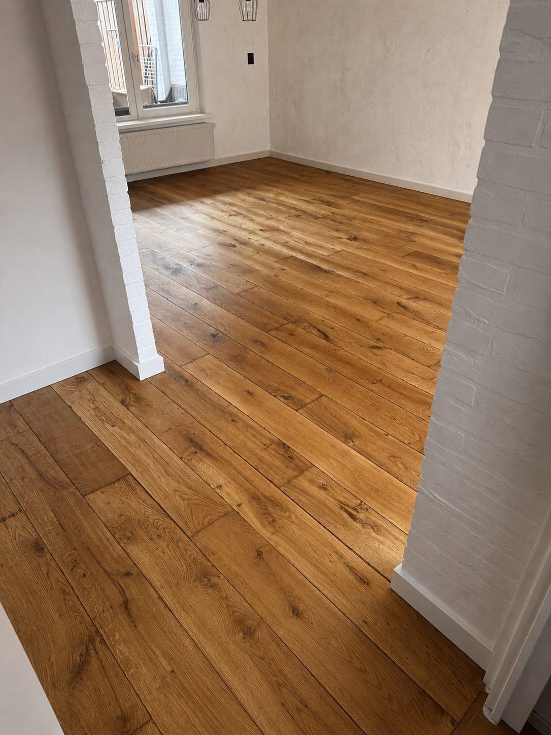 Eiken plankenvloer met doorkijk naar de voorkamer