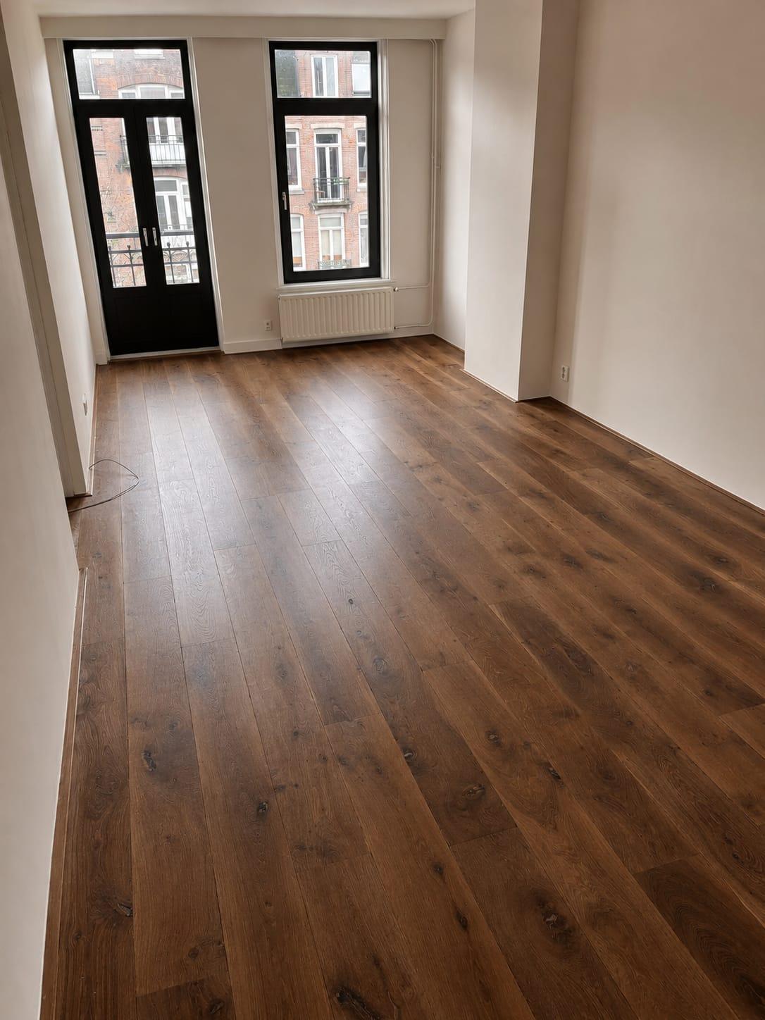 Donkere eiken plankenvloer in een woonkamer