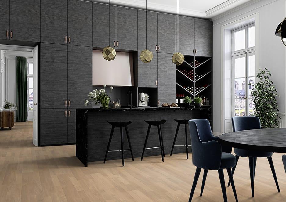 BOEN eiken lamelparket Andante Live Pure in een woonkeuken met donkere keukenwand
