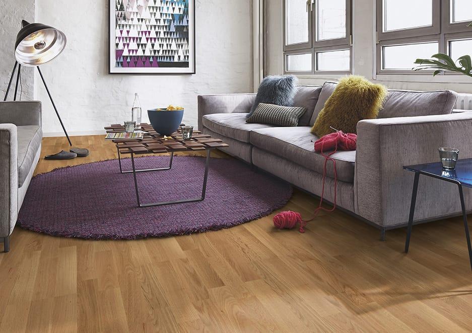 BOEN eiken lamelparket Andante LM in een woonkamer met bank en rond vloerkleed