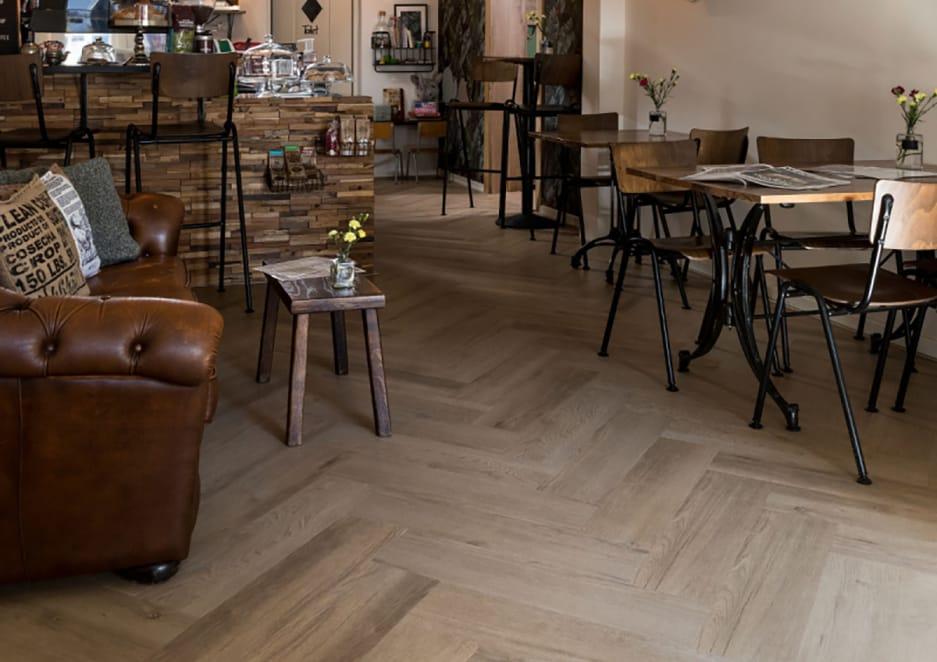 Douwes Dekker PVC plakvloer Boterkoek in visgraat in een ingericht cafe