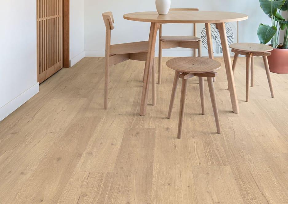 Floorify PVC klikvloer Latte in een lichte eethoek met houten tafel