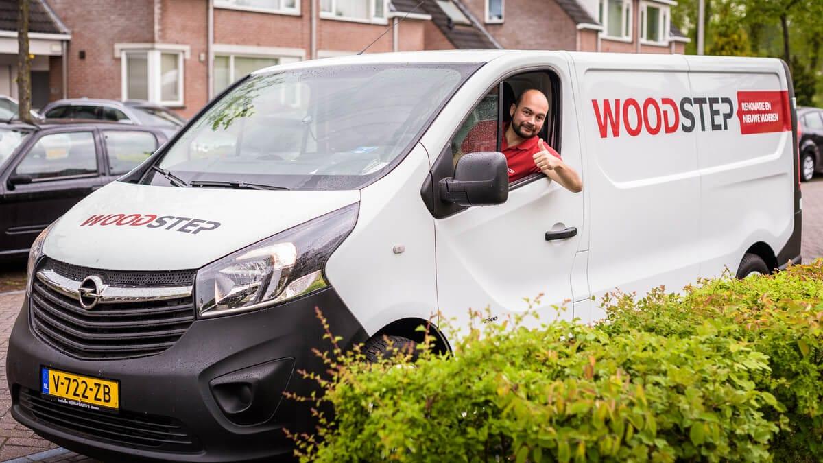Woodstep-collega bij een bedrijfsbus