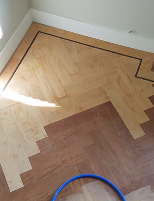 Een houten vloer repareren